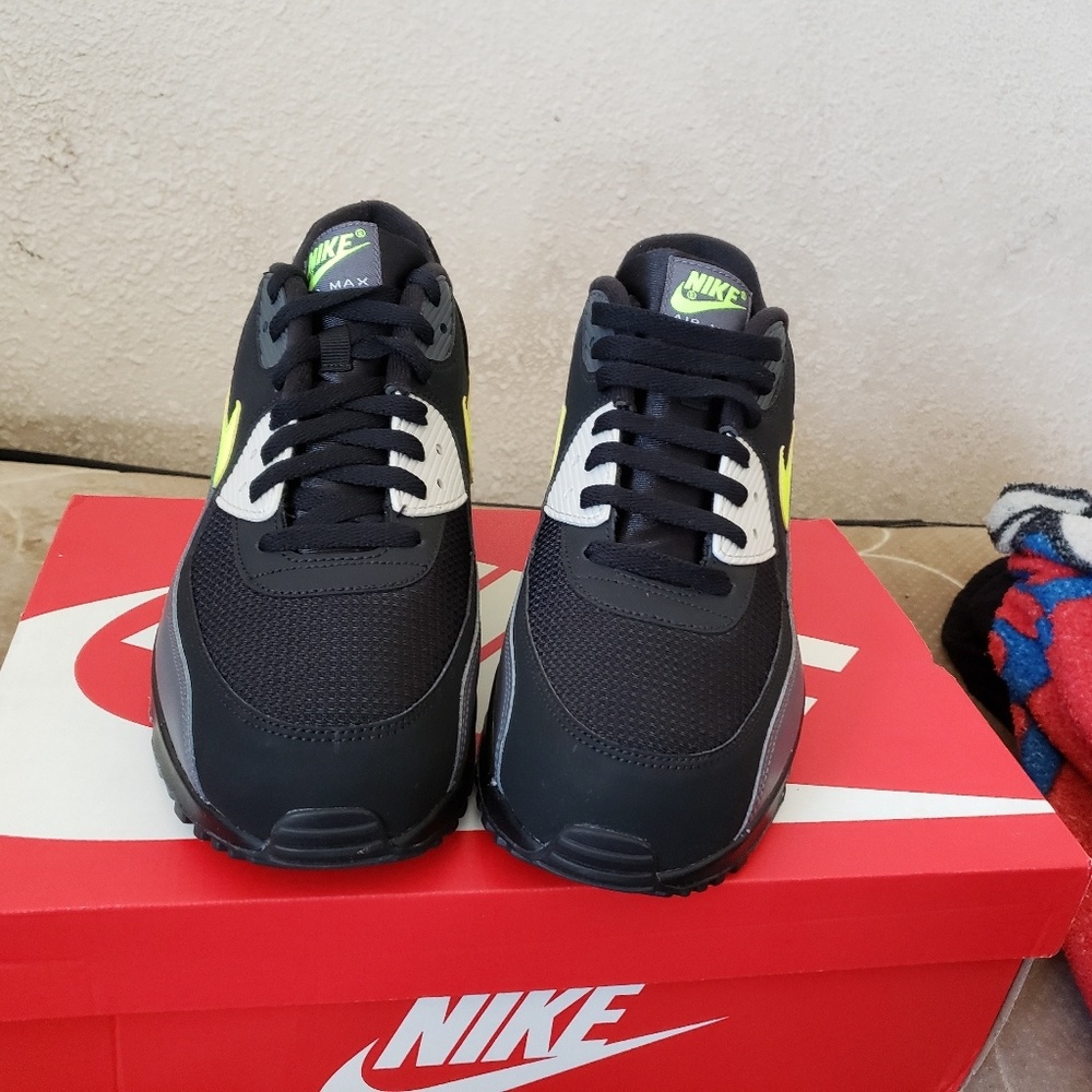 Air Max - Picture 2 of 2